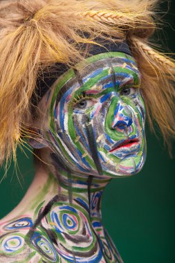 Geleneksel Afrika kabile yüz boyama kadınla