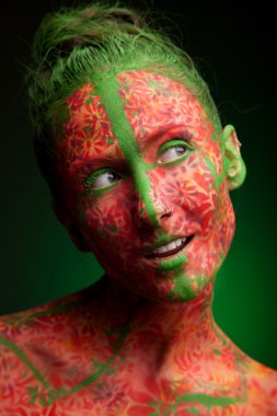 Duygusal kadın kırmızı çok çizgili ve yeşil saç