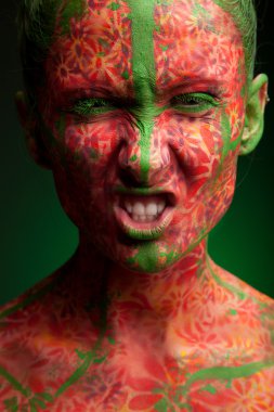 Duygusal kadın kırmızı çok çizgili ve yeşil saç