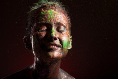 Yaratıcı yüz sanat kızla