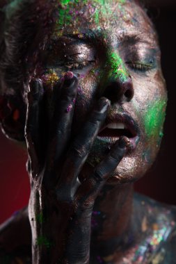 Yaratıcı yüz sanat kızla