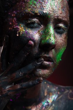 Yaratıcı yüz sanat kızla