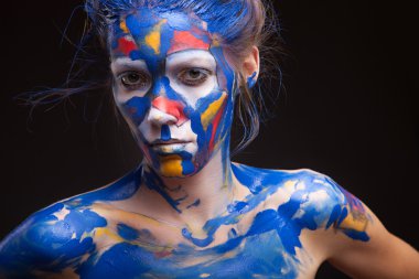 Bir kadının yüz boya ile kaplı