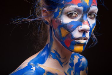 Bir kadının yüz boya ile kaplı