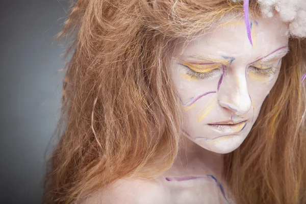 Femme avec visage art et chapeau créatif — Photo