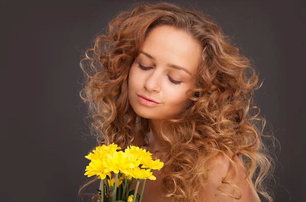 노란 꽃을 가진 아름다운 소녀 — 스톡 사진