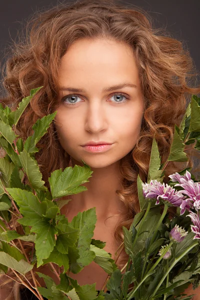 Hermosa chica con flores —  Fotos de Stock