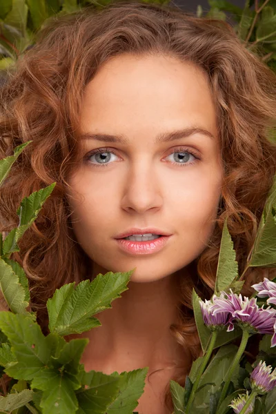 Belle fille avec des fleurs — Photo