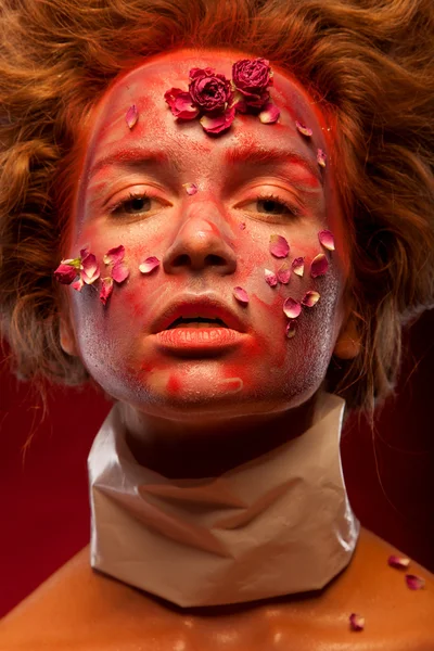 Lány vörös és arany színek arc art — Stock Fotó