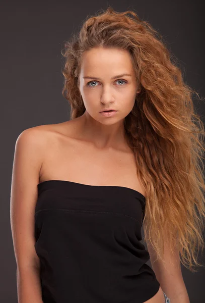 Ragazza adolescente con lunghi capelli castani — Foto Stock