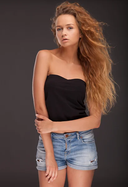 Adolescente chica con largo cabello castaño —  Fotos de Stock