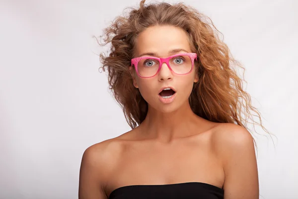 Surpreendido menina adolescente em óculos — Fotografia de Stock