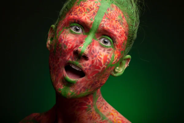 Emotionele vrouw met rode multi lijnen en groene haar — Stockfoto