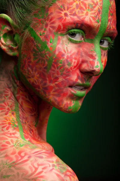 Эмоциональная женщина с красными многолиниями и зелеными волосами — стоковое фото