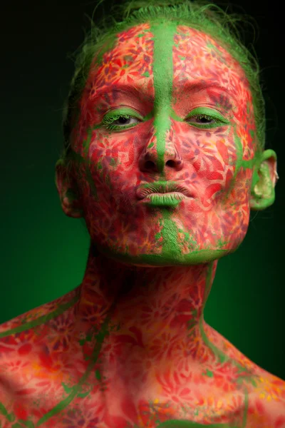 Femme émotionnelle avec des lignes multiples rouges et les cheveux verts — Photo