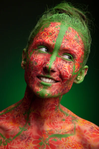 Mujer emocional con múltiples líneas rojas y cabello verde — Foto de Stock