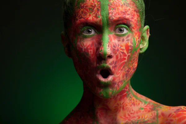 Femme émotionnelle avec des lignes multiples rouges et les cheveux verts — Photo
