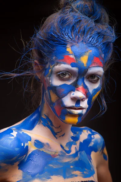 Rosto de uma mulher coberta de tinta — Fotografia de Stock