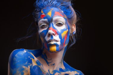 Bir kadının yüz boya ile kaplı