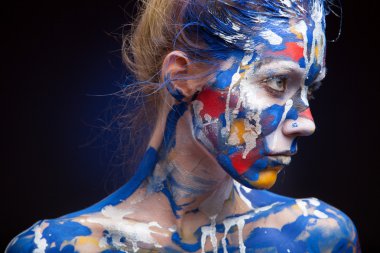 Bir kadının yüz boya ile kaplı