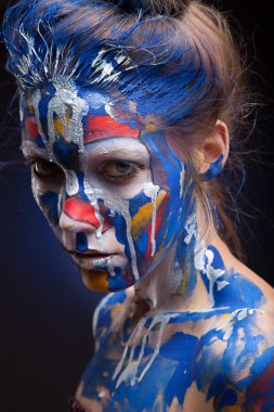 Bir kadının yüz boya ile kaplı