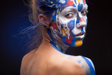 Bir kadının yüz boya ile kaplı