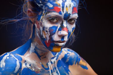 Bir kadının yüz boya ile kaplı