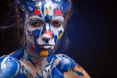 Bir kadının yüz boya ile kaplı