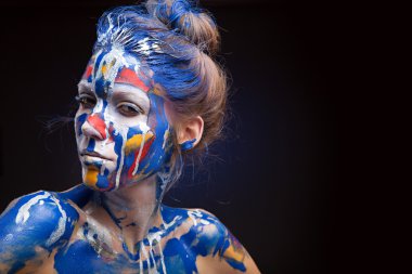 Bir kadının yüz boya ile kaplı