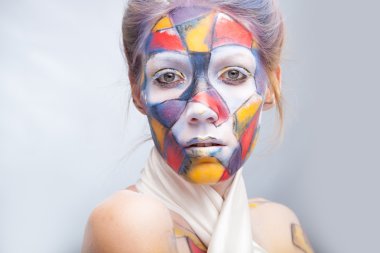 Yüz sanatıyla uğraşan kadın