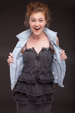 Gülümseyen kadın portresi