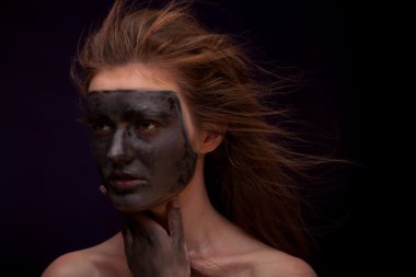 Siyah yüz sanat kızla