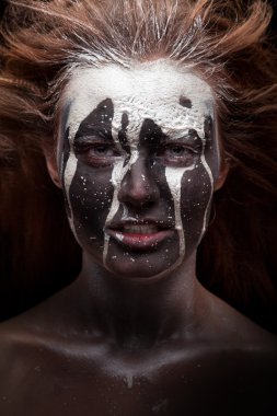 Kadın portre yüz sanatı ile