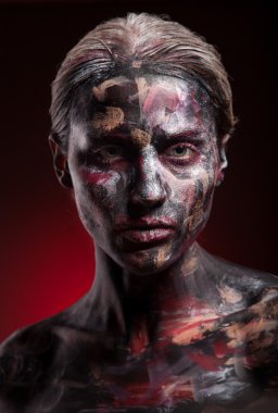 Yüz sanat ve vücut sanatı ile boyalı kadın