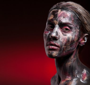 Yüz sanat ve vücut sanatı ile boyalı kadın