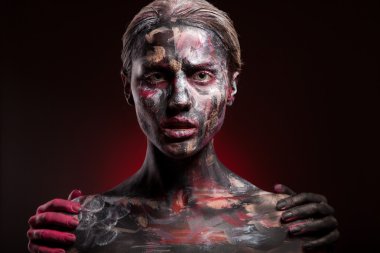 Yüz sanat ve vücut sanatı ile boyalı kadın