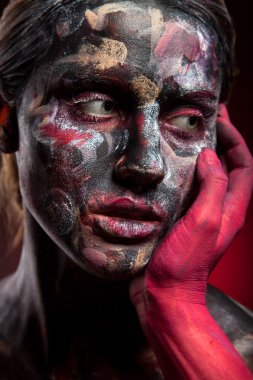 Yüz sanat ve vücut sanatı ile boyalı kadın