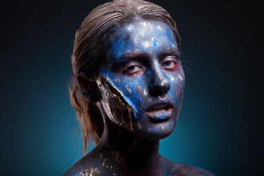 Mavi yüz sanat kadının yüzünde yara izi ile