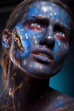 Mavi yüz sanat kadının yüzünde yara izi ile