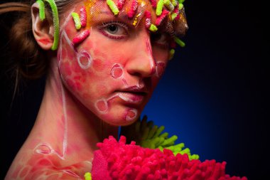 Kadın portre yüz boyası ile