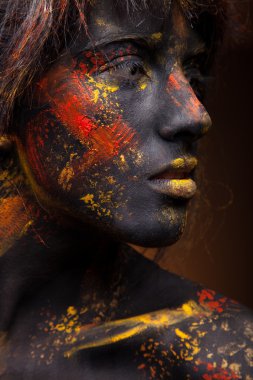 Yüzündeki kırmızı ve sarı boya