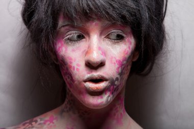 Kadın pembe beden sanatı ve yüz sanat