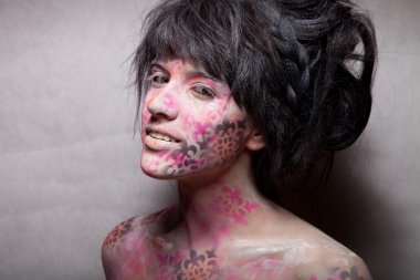 Kadın pembe beden sanatı ve yüz sanat