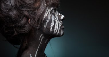 Yüzünde beyaz boya akışı ile kız