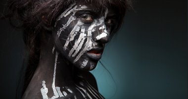 Yüzünde beyaz boya akışı ile kız