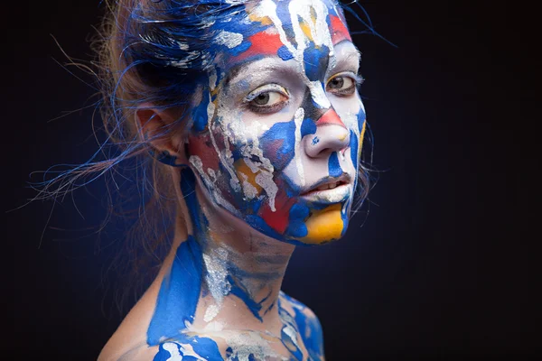 Gezicht van een vrouw bedekt met verf — Stockfoto