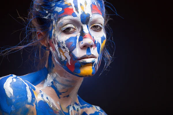 Bir kadının yüz boya ile kaplı