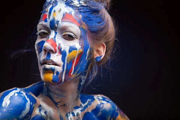 Rostro de una mujer cubierta de pintura — Foto de Stock