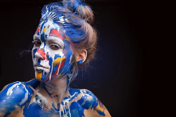 Bir kadının yüz boya ile kaplı
