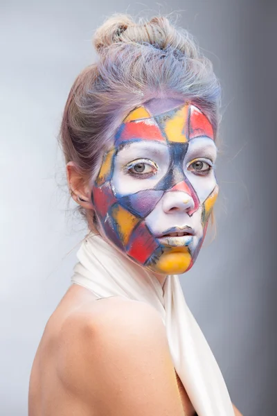Kvinna med ansiktskonst — Stockfoto